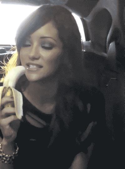 Гифки девушки заглатывают банан Скачать бесплатно