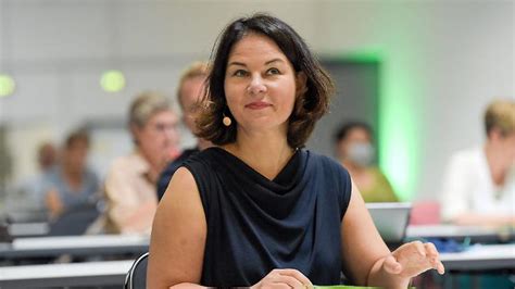 Seit 2018 ist sie bundesvorsitzende von bündnis 90/die grünen und seit 2013 abgeordnete des deutschen. Grüne wollen regieren: Baerbock: Wir haben ...