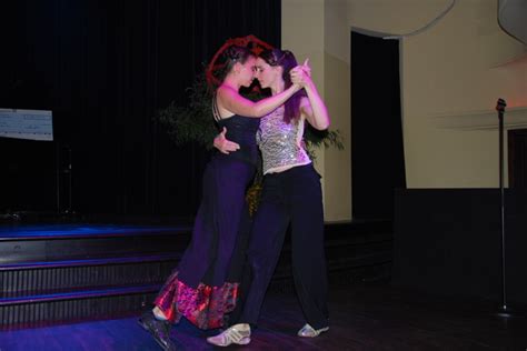 World premiere die wühlmause, berlin; "Gabi Decker & Friends": Die Entertainerin sammelt Spenden ...