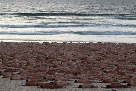 FOTO Spencer Tunick Pe Plaja Bondi Beach Din Sydney ARADON