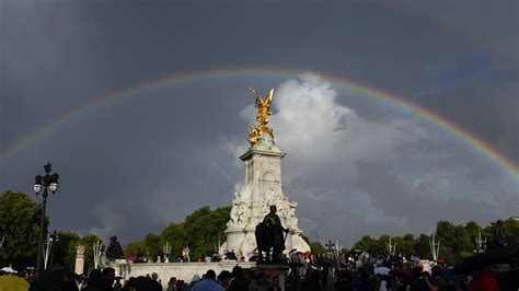 Double Rainbow Appears Over Buckingham Palace Just Before Queen