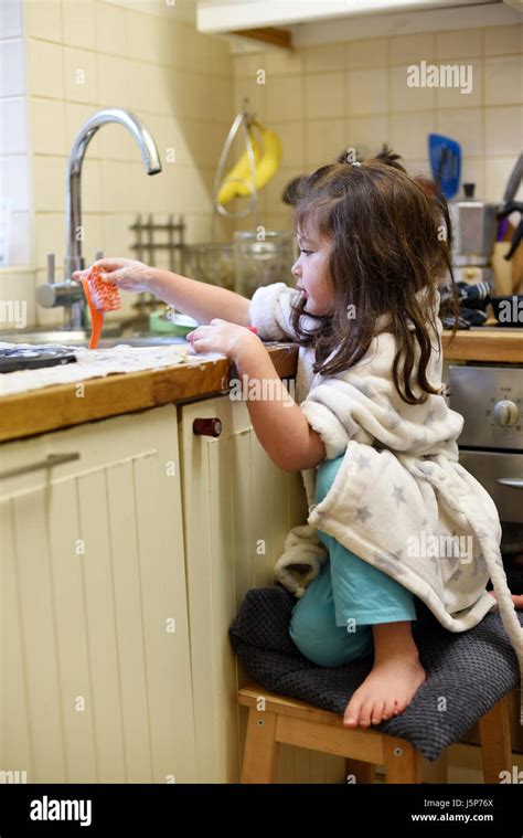 Mädchen Bei Der Hausarbeit Helfen Abwaschen Den Abwasch Zu Hause Stockfotografie Alamy
