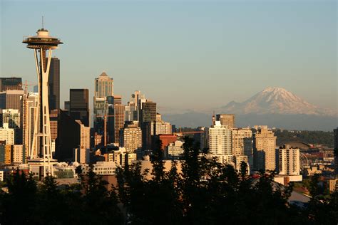 Downtown Seattle with Mount Rainier [OC] : CityPorn