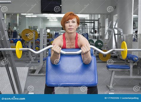 Une Vieille Femme Est Engagée Dans La Forme Physique De Puissance Photo Stock Image Du Parfait