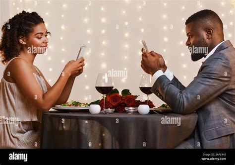 Couple Restaurant And Phones Hi Res Stock Photography And Images Alamy