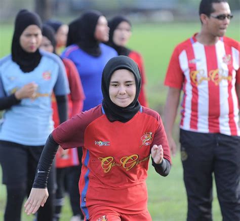 Jika industri bola sepak di china dan brazil dijadikan ukuran, bola sepak di malaysia belum wajar diangkat sebagai sebuah industri yang memberikan pulangan. Pemain Bola Sepak Wanita Kelantan Curi Tumpuan - Media Hiburan