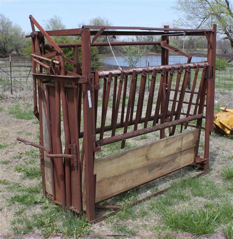 Cattle Squeeze Chute In Newkirk Ok Item Aa9029 Sold Purple Wave