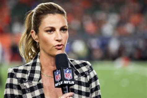 Nfl World Reacts To Erin Andrews Pregame Photo The Spun Whats