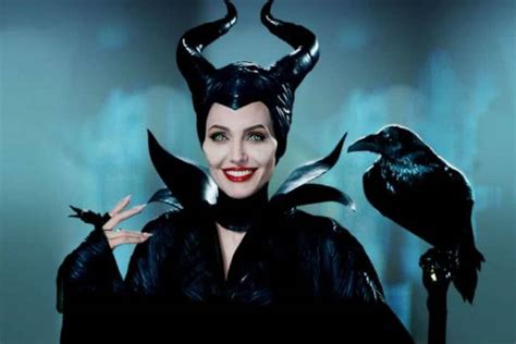 In acest film, tanara vrăjitoare pe nume maleficent (malefica) care trăiește pe tărâmul moors și are niște aripi uriașe. Las 10 curiosidades que sorprendieron a los fanáticos de ...