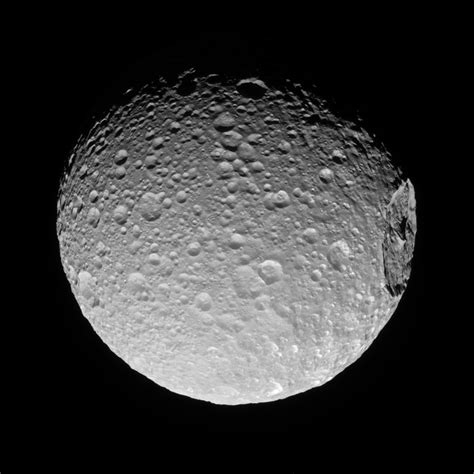 Un Océan Sous La Surface De Mimas Lune De Saturne Sciences Et Avenir