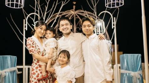 8 Momen Keluarga Ruben Onsu Liburan Ke Labuan Bajo Rayakan Anniversary