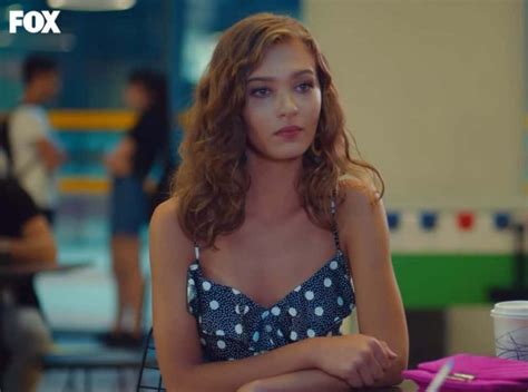 La simpatía de su personaje se condice con su personalidad en la vida real. Bizim Hikaye Deniz Kimdir? Derin'in Ablası (Melisa Döngel)