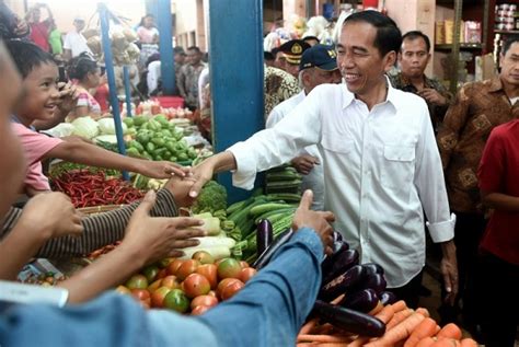 Presiden Jokowi Blusukan Ke Pasar Minggu Begini Sambutan Masyarakat