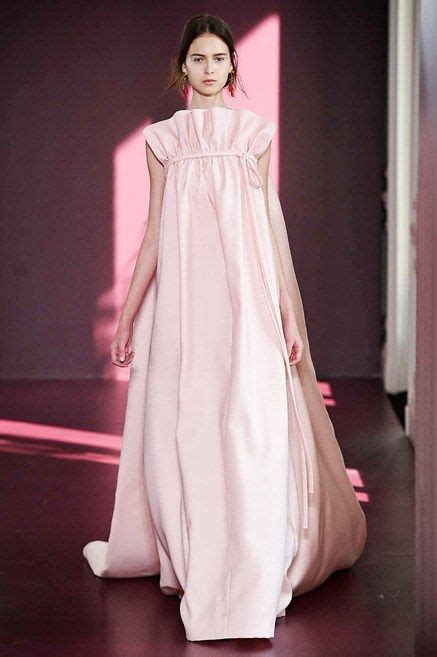 Ecco l'abito da sera perfetto e rigorosamentedark per una elegante serata da brivido il 31 ottobre. 17 abiti da sera alta moda 2018