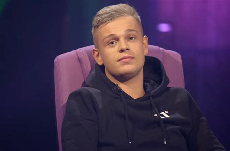 Dennis schouten hollanda'den eski futbolcu orta saha son kulüp: Dennis Schouten maakt Glennis Grace opnieuw belachelijk ...
