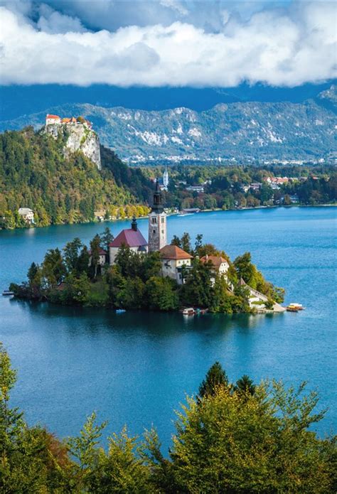 El territorio de su frontera es de 1330 kilómetros aproximadamente. Eslovenia se viste de gala en el lago Bled