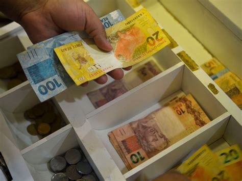 BC afirma que brasileiros usam cada vez menos dinheiro em espécie Por