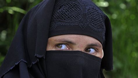 interdiction de la burqa un couple de musulmans demande 11 200 € de dommages et intérêts