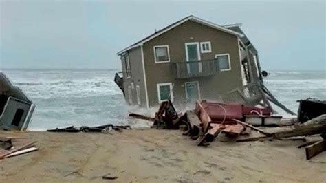 Una Casa Se Derrumba Sobre El Mar Videos