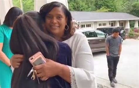 Russell Wilson Buys His Mom A New Home On Mothers Day Daily Mail Online