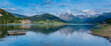 Er wird von der sihl durchflossen und durch der see weist eine fläche von 10,72 km² auf und ist damit der flächenmässig grösste stausee der. Sihlsee Foto & Bild | landschaft, bach, fluss & see, see ...