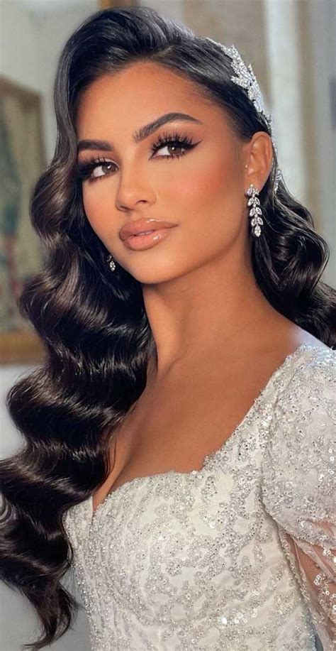 20 Wedding Makeup Looks For Brunettes Stunning Bridal Makeup With Wavy Hairstyle