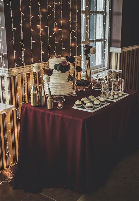 Gold and Burgundy wedding Photo: Jurgitos Dizainas Sweets: Cupcake