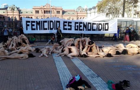 Mujeres Se Desnudaron Para Protestar Contra Los Femicidios Noticias Cadena Argentina