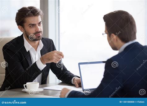 Dos Hombres En Trajes Están Hablando En La Oficina Foto De Archivo