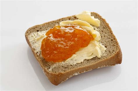 Brot Mit Butter Und Marmelade Auf Weißem Hintergrund Lizenzfreies Stockfoto