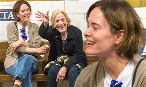 La pareja no dudaba en mostrarse y en declararse su amor ante el público. Sarah Paulson rides subway with Holland Taylor in New York ...