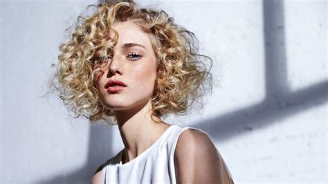 Perfect short curly hairstyles might seem an elusive goal for some. 30 Easy Hairstyles for Short Curly Hair - The Trend Spotter