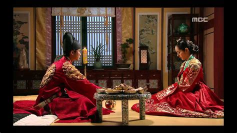 Heo yeon woo yang berusia tiga belas tahun, putri seorang pejabat tinggi, menemani ibunya ke istana kerajaan untuk menghadiri saudaranya, upacara ucapan selamat pemeriksaan sipil heo yeom. Moon Embracing the Sun, 20회, EP20, #08 - YouTube