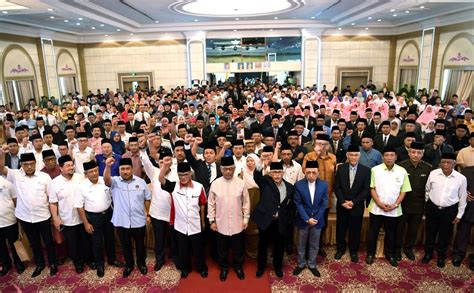 Orang melayu yang berkhianat terhadap raja dan institusinya bukan perkara baru. Parti politik harus beri penghayatan kepentingan institusi ...