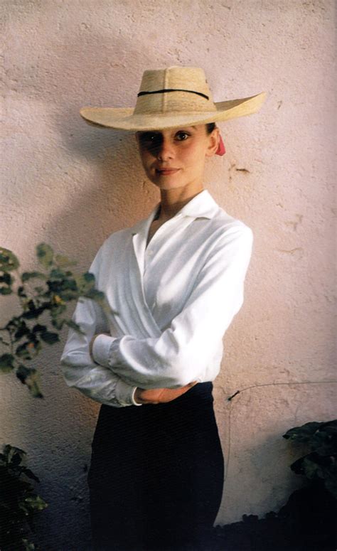 Audrey hepburn was way ahead of the sports luxe trend. Audrey Hepburn, Icône De Style - ICON ICON