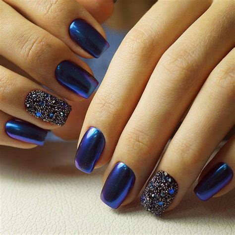 El azul marino es un matiz que complementa todos los tonos de piel desde el más oscuro hasta el más claro. Ideas de manicura en tonos azul marino...💙💙 | Uñas azules ...