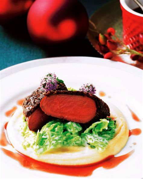 Rehrücken mit rosenkohl, möhren, pilzen und schupfnudeln. Rehrücken: Zart & Kross | GALA.de