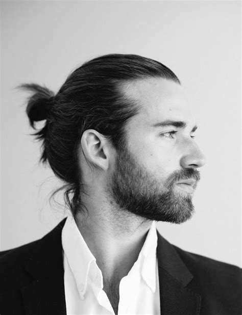 Uzun saç ile vakit kaybetmek istemeyen erkekler arasında, oldukça popüler bir modeldir. Erkek Topuz Saç Modelleri 2017 - KadinveBlog