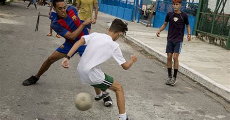 Niños jugando en la calle. Niños Jugando Al Futbol En La Calle - Compartir Fútbol
