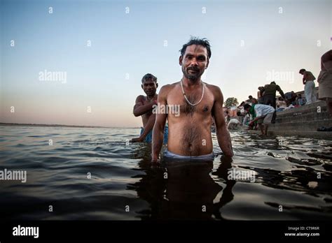 Los Peregrinos Hindúes Tomar Baño En El Río Santo Gangesganges Varanasi Uttar Pradesh India