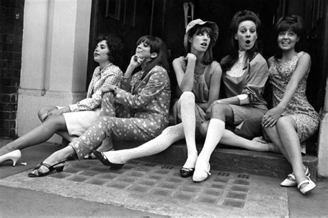 The death toll from a massive tractor bomb explosion in afghanistan's capital of kabul has risen to 16 while 119 others were wounded, the afghan interior ministry confirmed on tuesday. 50 anni fa Londra diventava "Swinging": l'età del pop e ...