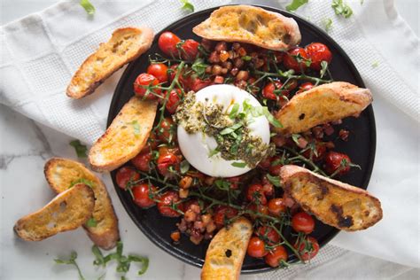 Entrée de burrata tomates et pancetta Cinq Fourchettes