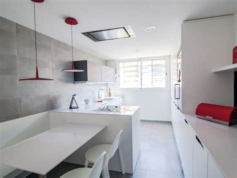 Los molinillos rojos y blancos no hacen más que girar y girar. Una cocina moderna y funcional en blanco y rojo | Cuines ...