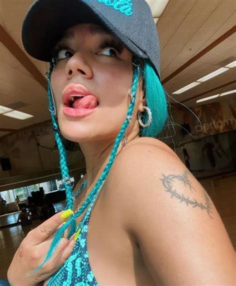 Karol G cuántos tatuajes tiene y qué significan Celeb de Colombia nnda nnlt FAMA MAG