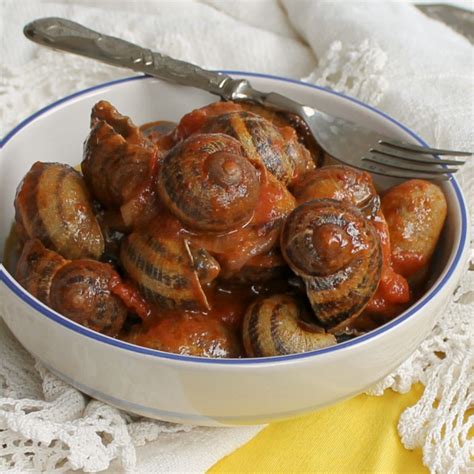 Le lumache in umido si preparano sbollentandole prima di estrarle dal guscio e pulirle accuratamente per poi 1.immergete le lumache in acqua bollente, cuocetele per una decina di minuti, quindi. ZUPPETTA DI LUMACHE IN UMIDO con pomodoro