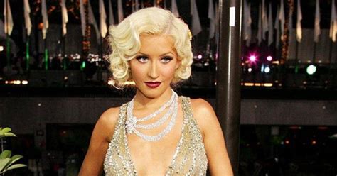 Christina Aguilera Posa En Topples Para Anunciar Su Regreso A Los