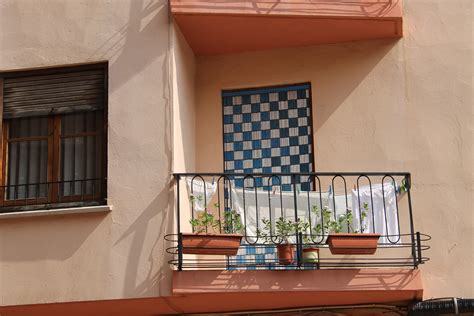 Gambar rumah minimalis di atas sebenarnya terbelah menjadi dua bagian. Desain Kamar Tidur Dengan Balkon | Desain Rumah