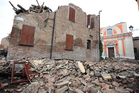 Doppia scossa di terremoto poco fa a 4km da fiastra, in provincia di macerata. Terremoto in Emilia |Le immagini dei danni - Live Sicilia