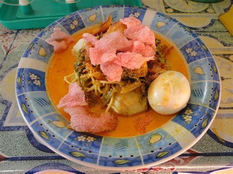 Salah satunya lontong sayur padang yang disajikan dengan kerupuk merah. Mengintip Sarapan Pagi yang Disukai Orang di Padang ~ Uda ...