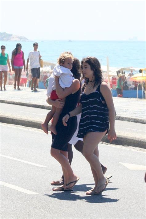 EGO Cláudia Abreu vai à praia com o marido e os filhos no Rio notícias de Famosos